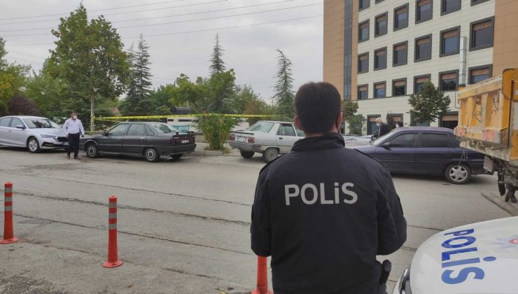 Hastanenin önünde oturan doktorun bacağına bıçak sapladı