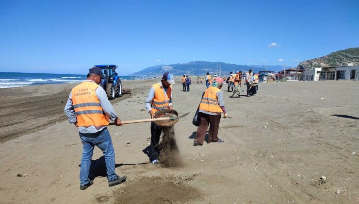 Hatay’da petrol temizliği türkü eşliğinde devam ediyor