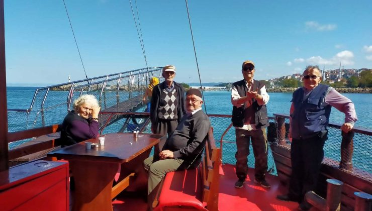 Huzurevi sakinlerine tekne ile gezdi