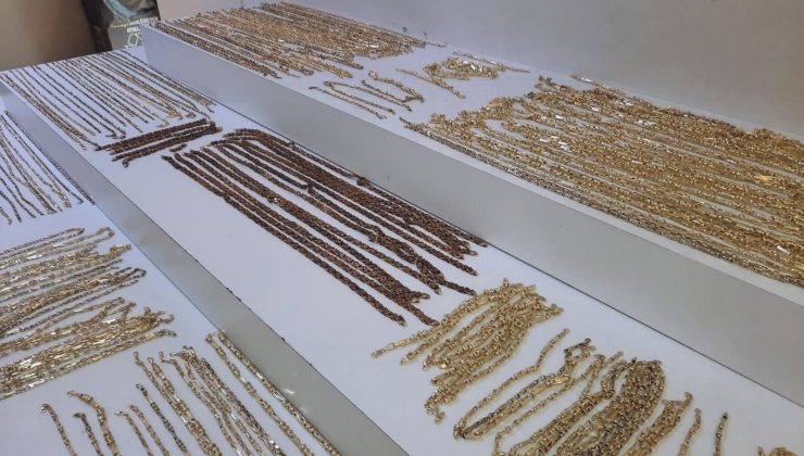 Çalıştıkları kuyumcuyu soydular