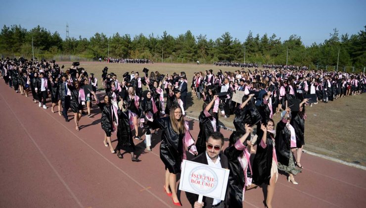 İktisadî ve İdarî Bilimler Fakültesi’nde mezuniyet coşkusu