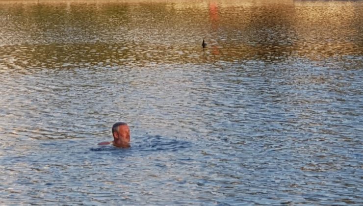 İnatçı Rus turist yüzmenin yasak olduğu gölden güçlükle çıkartıldı