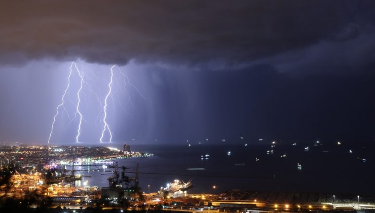 İskenderun’da şimşekler geceyi aydınlattı, sağanak hayatı felç etti
