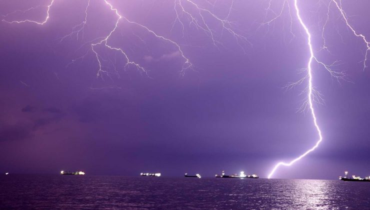 İskenderun’da şimşekler görsel şölen oluşturdu