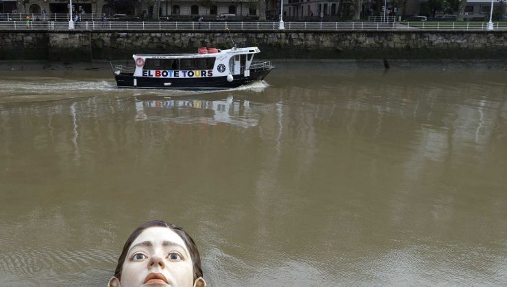 İspanya’da nehrin ortasına yerleştirilen heykel korkuttu