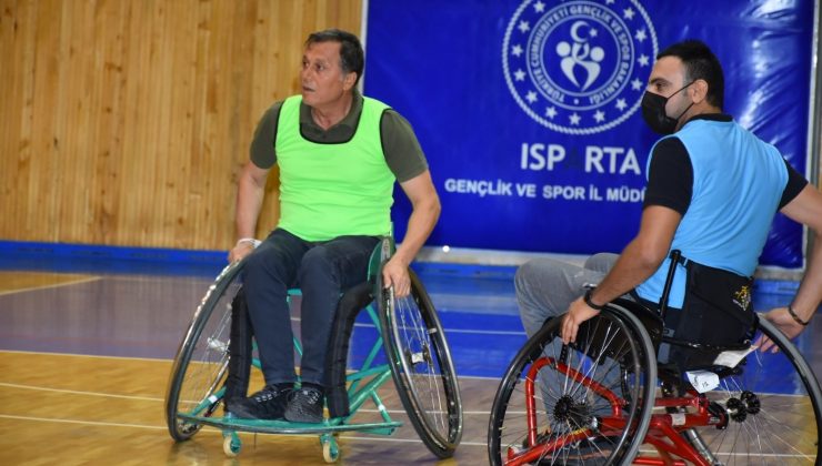 Isparta’da İl Müdürü farkındalık için tekerlekli sandalye takımıyla maç yaptı