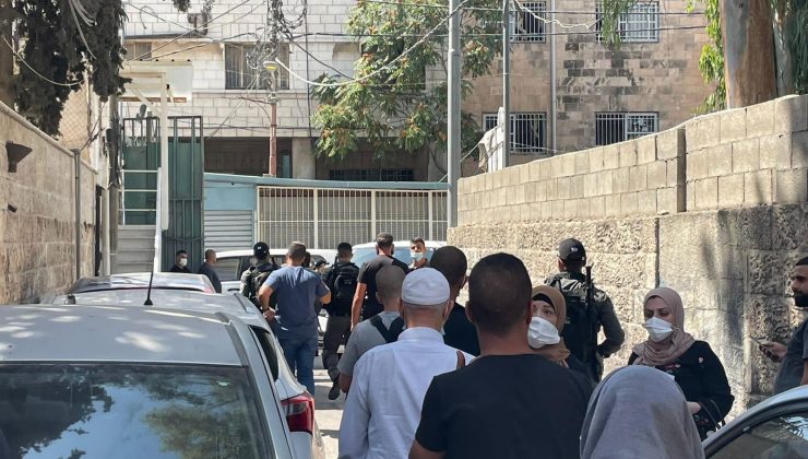 İsrail güçleri Kudüs’te okula baskın yaparak müdürü gözaltına aldı