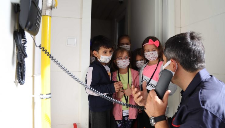 İstanbul İtfaiyesi’nden Kartallı minik öğrencilere yangın eğitimi