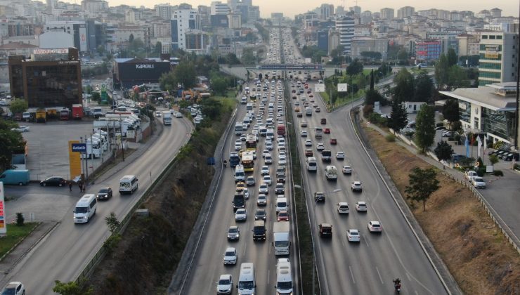 İstanbul’da sürücüler yollara döküldü, trafik yoğunluğu yüzde 60’ı gördü