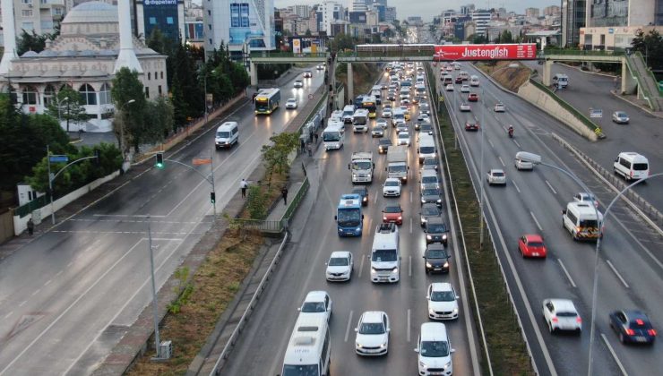 İstanbul’da yağmur başladı, trafik yoğunluğu yüzde 55’i gördü