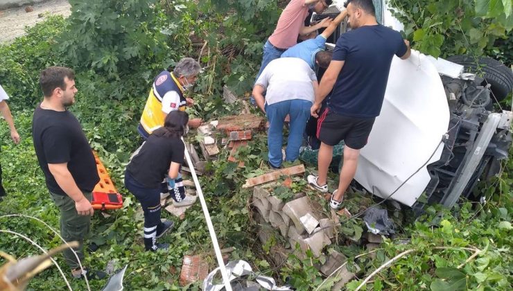 İstinat duvarına çarpan otomobil çalılıklara uçtu: 1 yaralı