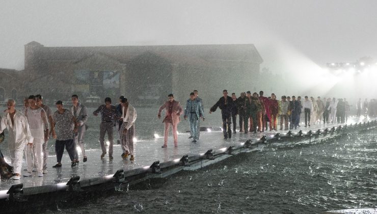 İtalyan moda devinin Venedik’teki defilesinde dolu yağdı