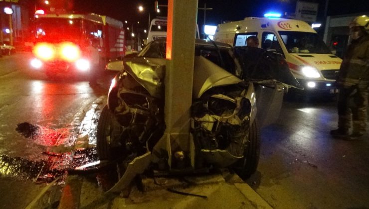 İzmir’de otomobil yön levhasına ok gibi saplandı: 2 yaralı