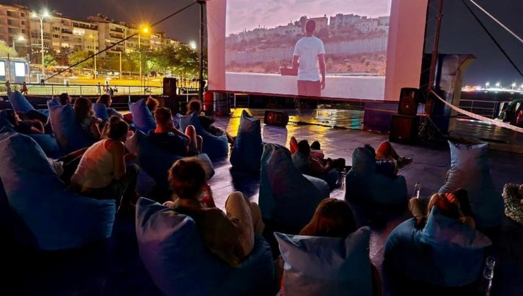 İzmirliler denizde sinemayı sevdi