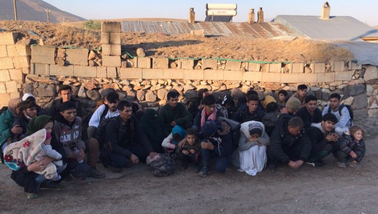 Jandarma 5 yaşındaki kayıp çocuğu ailesi ile buluşturdu