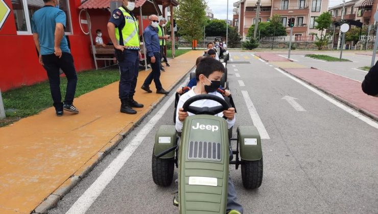 Jandarmadan öğrencilere uygulamalı trafik eğitimi