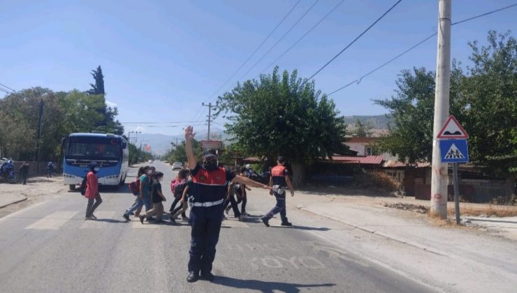 Jandarmadan okul ve yaya geçitlerine denetim