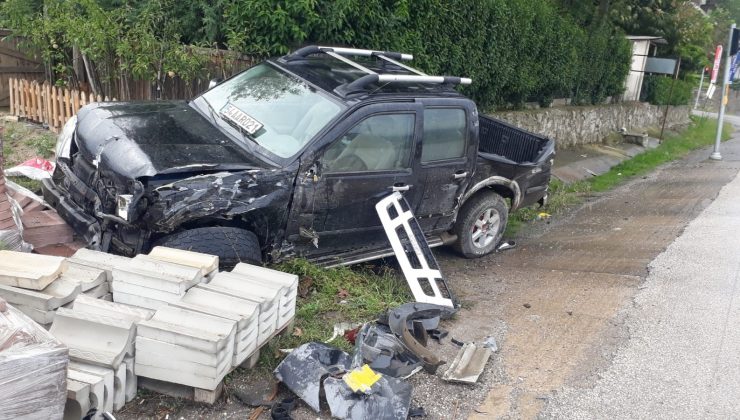 Kamyonet tıra arkadan çarptı