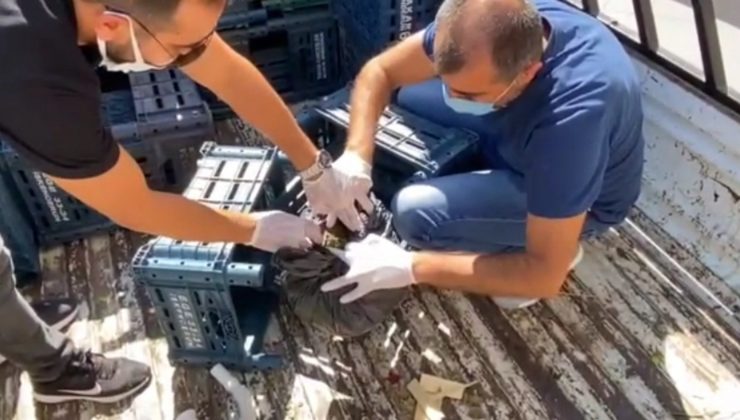 Kamyonetin kasasından 958 gram esrar çıktı, 2 şüpheli gözaltına alındı
