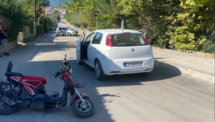 Karabük’te otomobil ile motosiklet çarpıştı: 1’i ağır 2 yaralı