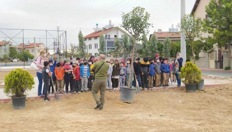 Karatay Belediyesi ve öğrencilerden fidan dikim etkinliği