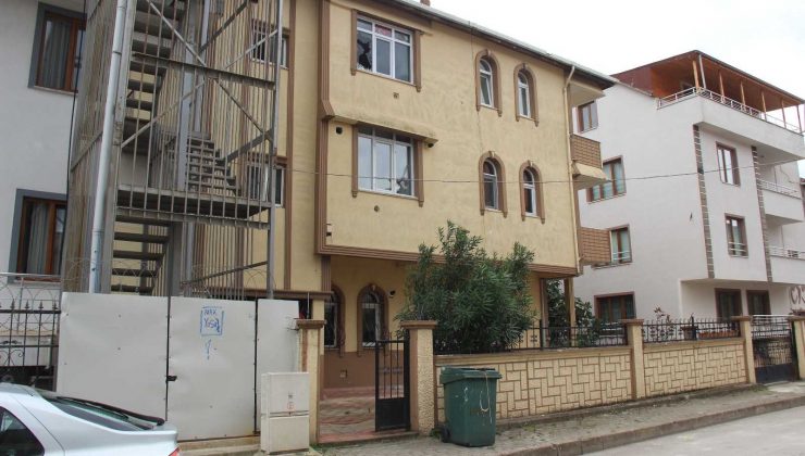 Kargo dağıtıcısı aracının başında şoka uğradı