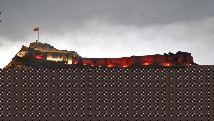 Kars Kalesi, DMD’li çocuklar için kırmızı ışıklandırıldı