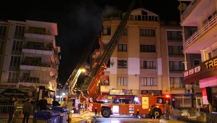 Karşı apartmandaki yangına balkondan hortumla müdahale etti