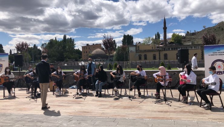 Kars’ta öğrenciler mini konser verdi