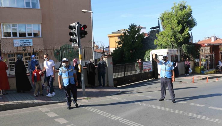 Kartal Belediyesi’nden öğrencilerin güvenliği için okul önlerinde trafik uygulaması