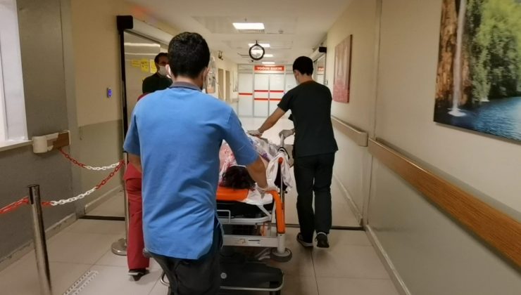 Kayalıklara çarpan genç ölüm-kalım mücadelesi veriyor