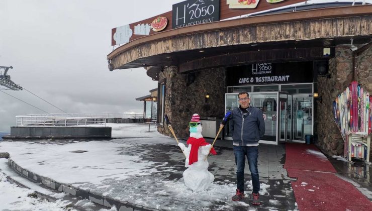 Kayseri’de sezonun ilk kardan adamı Erciyes’te yapıldı