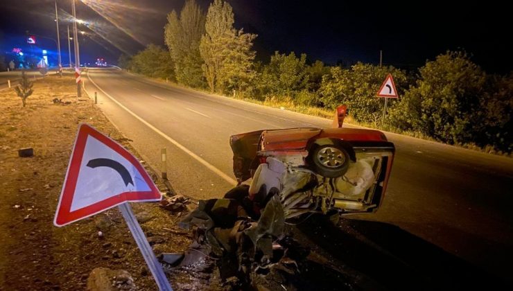 Kaza sonrası ikiye bölünen otomobilden yaralı çıktılar