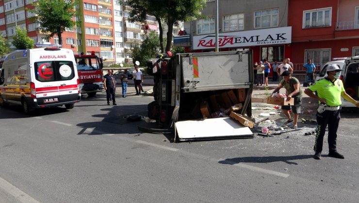 Kaza yapan et yüklü kamyonet devrildi