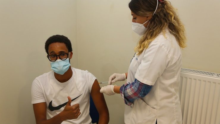 KBÜ’de öğrenciler aşılarını aşı uygulama merkezinde oluyor