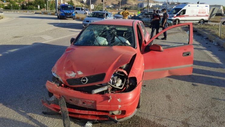 Kırıkkale’de otomobiller kafa kafaya çarpıştı