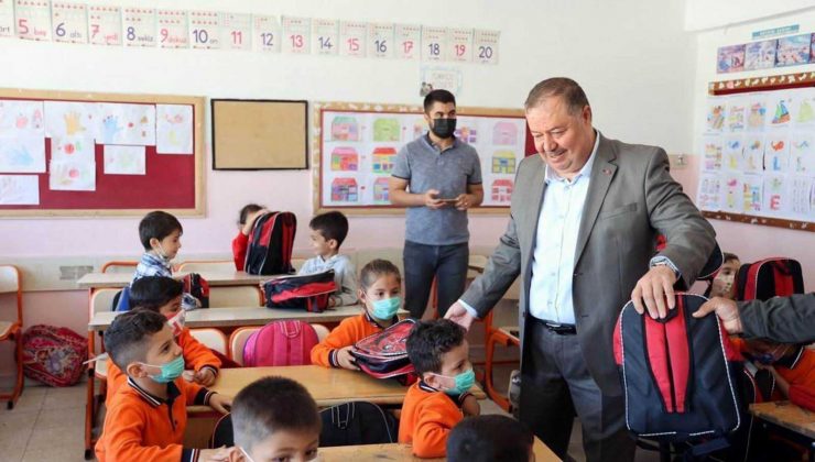 Kırsalda yaşayan öğrencilere çanta desteği