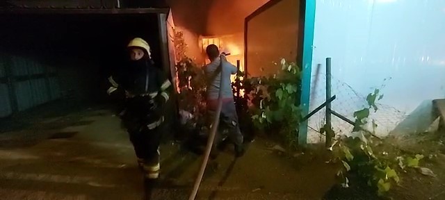 Konteyner alevlere teslim oldu