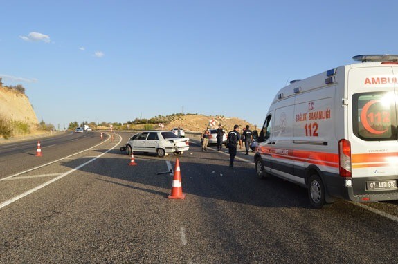 Adıyaman’da otomobil bariyere çarptı