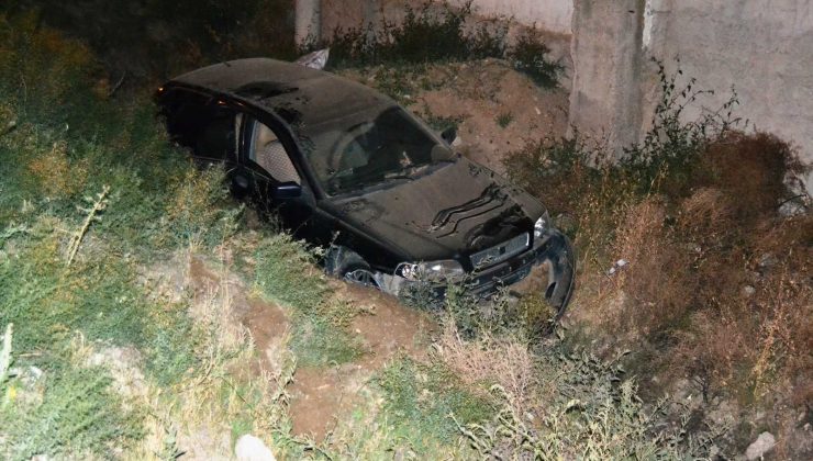 Konya’da otomobil çukura düştü