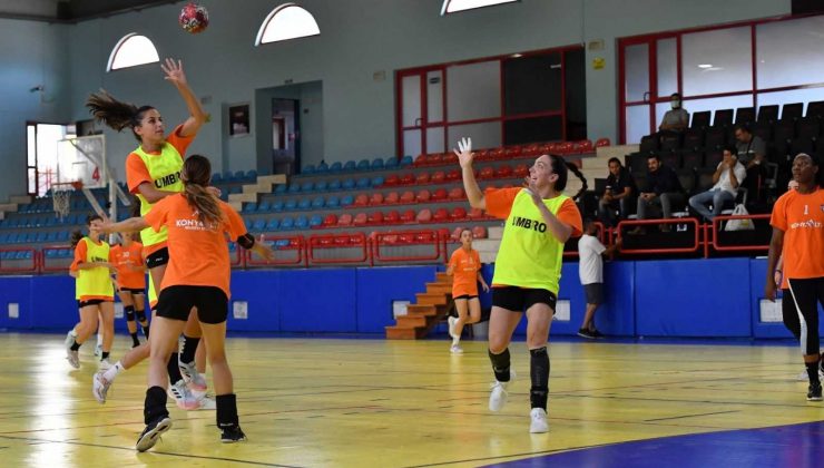 Konyaaltı Belediyespor Kadın Hentbol takımı, deplasmana çift antrenmanla hazırlanıyor