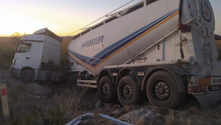 Konya’da tır minibüse arkadan çarptı