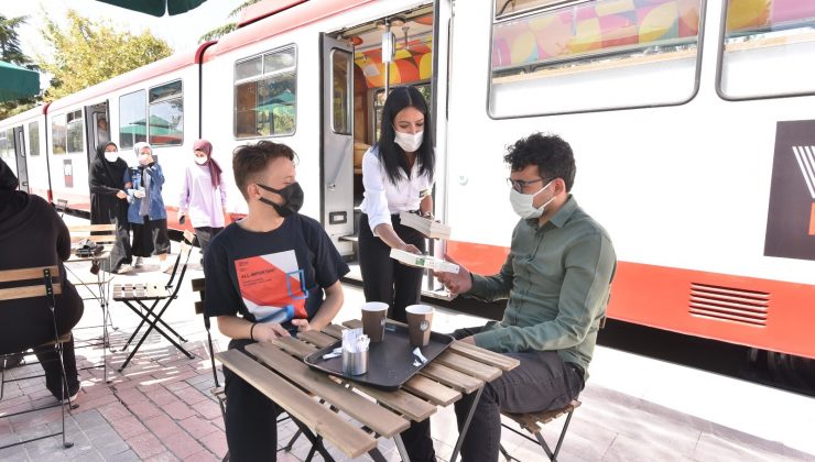 Konya’da tramvaylarda kitap sürprizi