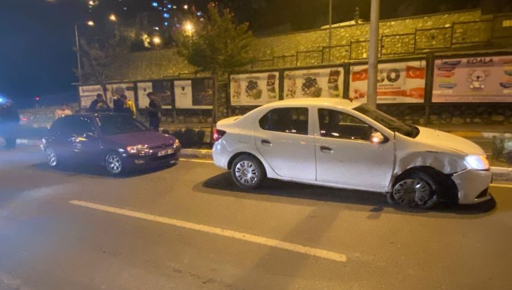 Köpeğe çarpmamak için otomobile çarptı: 2 yaralı