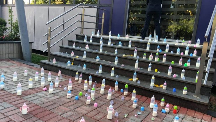 Kosova’da muhalefetten biberonlu Covid-19 protestosu