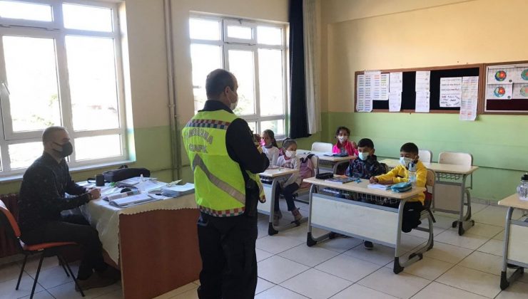 Köy köy gezip miniklere trafik eğitimi veriyorlar