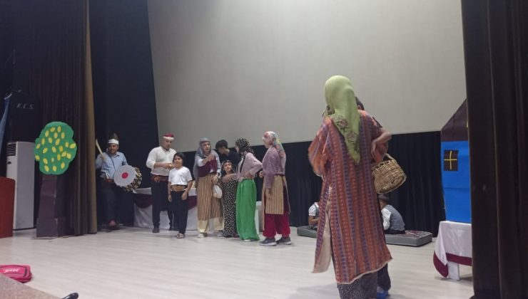 Kozanlı gençler, afet bölgesindeki akranlarına yardım için sahne aldı