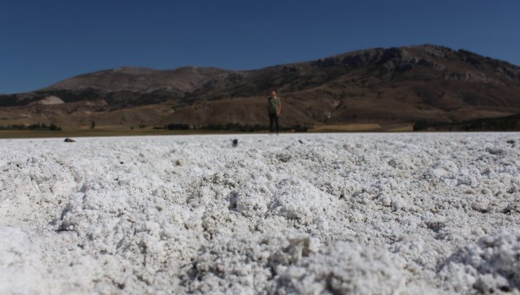 Tuz tabakası kış manzarası oluşturdu