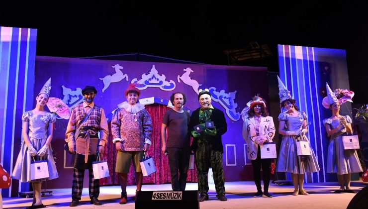 Kuşadalı Çocuklara ’Pinokyo’ Sürprizi