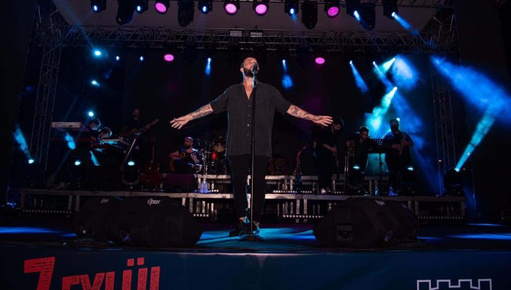 Kuşadası’nda Kurtuluş Günü kutlamalarına Berkay damga vurdu